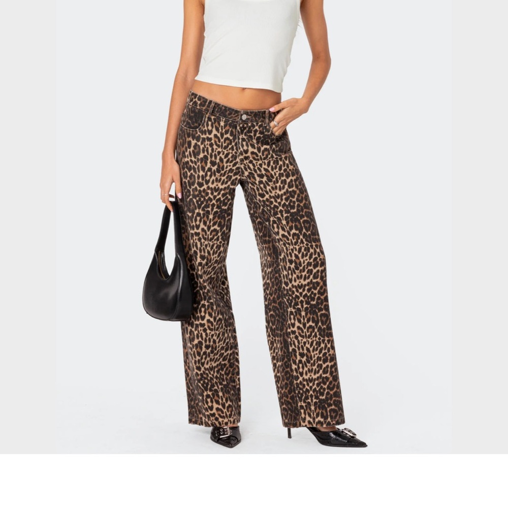 Edikted Leopard Print Low Rise Jeans - Picture 5 of 5